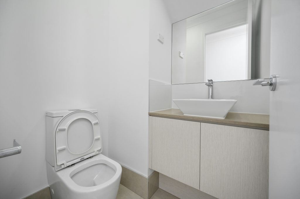 Baño de hogar con inodoro 